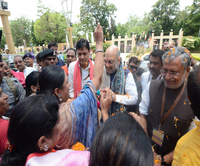 पटना पहुंचे अमित शाह ने सीएम नीतीश से की मुलाकात, साथ किया नाश्ता, देखें तस्वीरें...